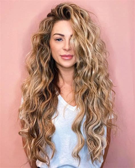 31 Curly Blonde Highlights Hairstyles Trend Modernhairstyles