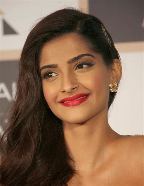 sonam kapoor looks irresistibly sexy in a low neck dress at l oreal paris femina women awards