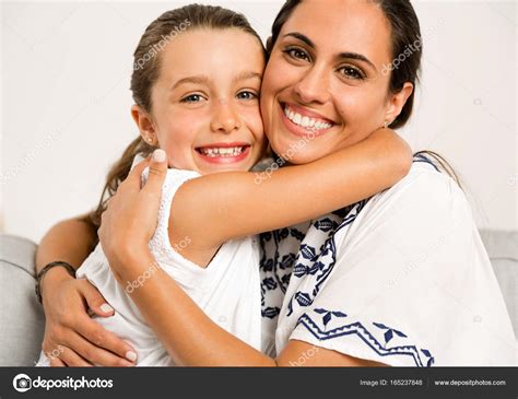 Madre E Hija Abrazando Fotografía De Stock © Ikostudio 165237848