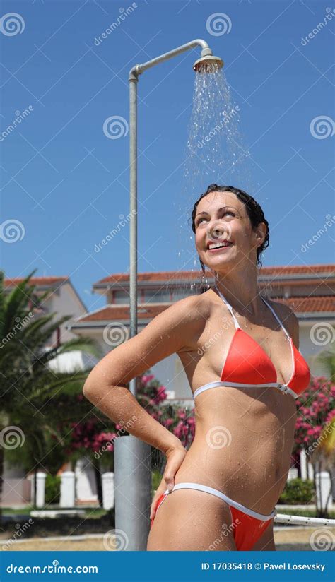 de vrouw die rood badpak draagt neemt douche stock foto image of vrouwelijkheid vrolijk 17035418