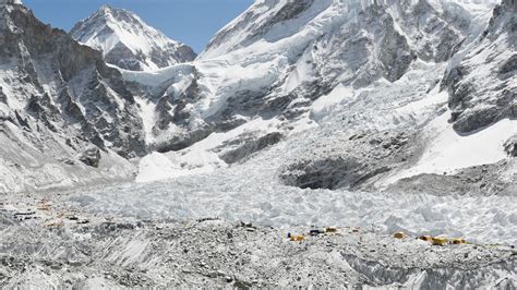 Melting Mount Everest Glaciers Reveal Dead Climbers Bodies Report