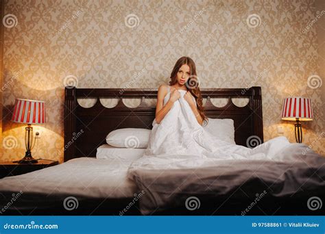 Nackte Bedeckt Durch Die Decke Auf Dem Bett Stockbild Bild Von