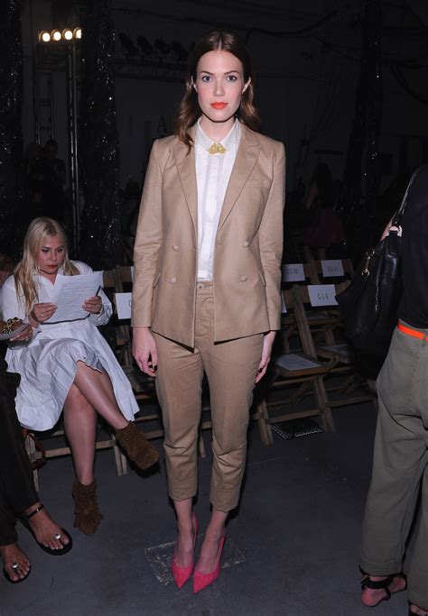 Emma Watson Kate Moss And More Show Us How To Dress Like A Dandy But Look Like A Woman Photos