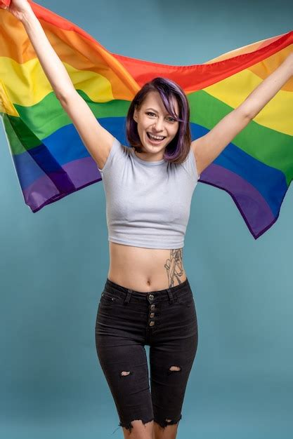 Hermosa Mujer Joven Con Bandera Lgbt Lesbiana Con El Pelo Teñido De Morado Y Piercings
