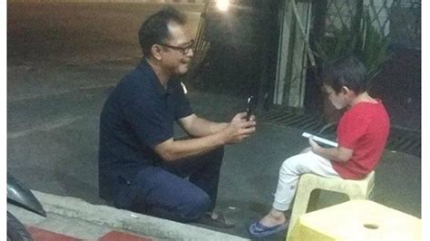 Kamu bisa mencarinya dengan menggunakan. Viral Foto Pria Tes Kamera Handphone dengan Menjepret Putranya, Ternyata Ada Kisah Haru di ...