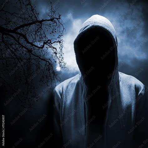 Dangerous Man Hiding Under The Hood In The Dark Night Forest Stock Foto
