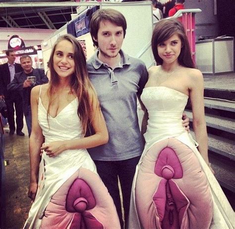 ロシアの美女2人が着てるドレスが ”卑猥すぎる” と話題に ポッカキット
