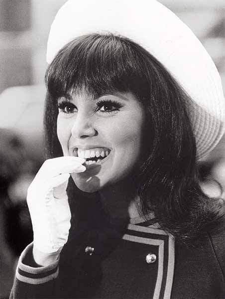 september 8 1966 that girl starring marlo thomas premieres on abc tv marlo thomas that girl