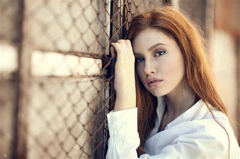 women redhead model portrait depth of field long hair alessandro di cicco photography