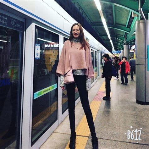 The Lady With Worlds Longest Legs 53 Inches 긴 다리 키 사람들