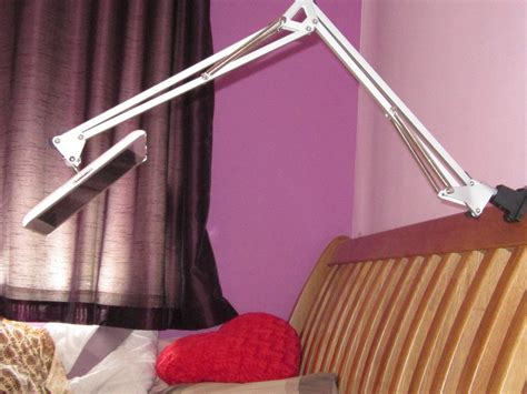It is common to find people using phones while on the bed. How to make your own bedside iPad stand | Ideias, Suporte ...