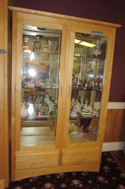 It has traditional styling sprinkled this curio has a mirrored back, lighting and adjustable shelves to further enhance any items that you choose to display. Lot Detail - Birds Eye Maple Shin Lee Lighted Curio ...