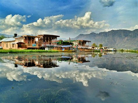 Things To Do In Srinagar Lakes In Srinagar Times Of India Travel