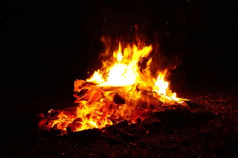 무료 이미지 불꽃 불타는 듯한 빛깔 캠프 불 모닥불 뜨거운 불길 터지는 스모키의 깜박임 지질 학적 현상