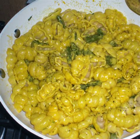 Tagliamo gli asparagi a tocchetti e li facciamo saltare in una padella con olio e l'aglio intero ma senza buccia, per qualche minuti. Anna in Casa: ricette e non solo: Pasta con asparagi e ...