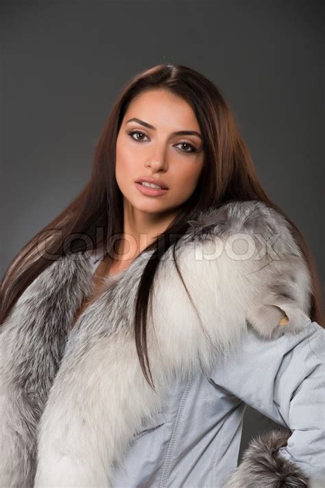 Porträt der jungen attraktiven Frau in Pelzmantel Stockfoto Colourbox