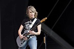 Pretenders’ Chrissie Hynde Curses Out Camera-Happy Fans, Walks Offstage ...