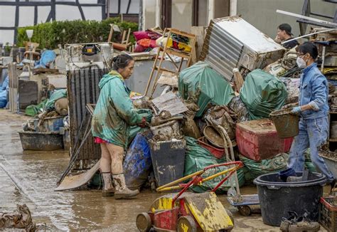 Müll Gesammelt Vier Jahrzehnte Nach Dem Hochwasser In Deutschland