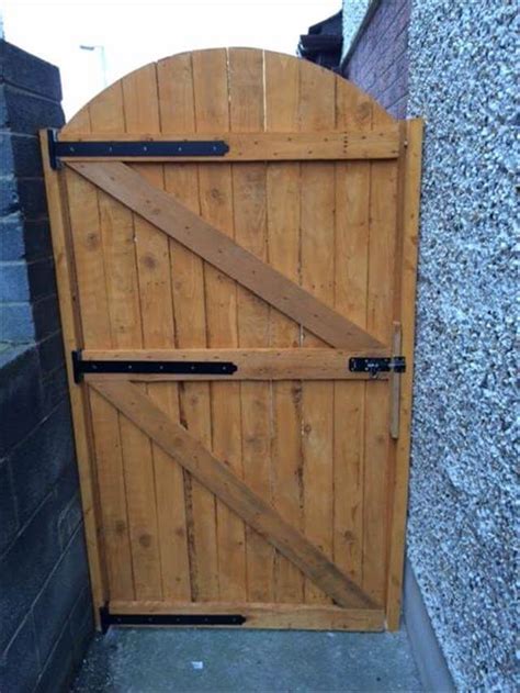 It saves thousands of dollars because let us start with the overall look of the gate made up of reclaimed wood pallets, you can see how much amazing and simple it is looking. Reclaimed Wood Pallet Entryway Gate | 99 Pallets