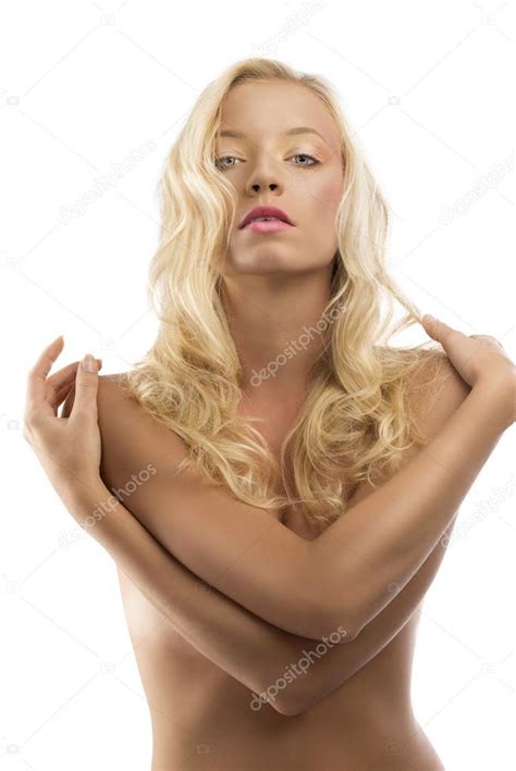 Hübsches blondes Mädchen mit nacktem Oberkörper und verschränkten Armen Stockfotografie