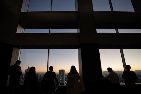 Silhouette De Personnes Dans La Ville Photo Gratuite