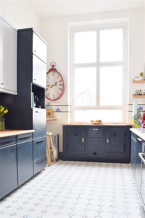 Painting laminate or melamine is a cheap and easy way to give your countertop or cabinet surfaces a second life. How To Paint Laminate Kitchen Cabinets + Tips For A Long ...