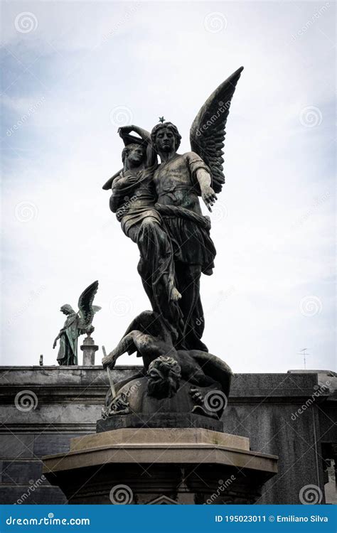 Statua Di Un Angelo Che Sconfigge Un Demone Immagine Stock Immagine Di Demone Angelo