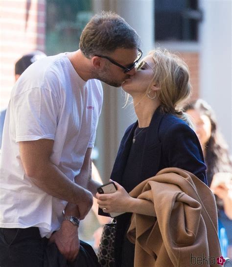 Jennifer Lawrence Y Cooke Maroney Bes Ndose En Nueva York Foto En