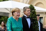 Joachim Sauer (l-r) und seine Frau, Bundeskanzlerin Angela Merkel mit ...
