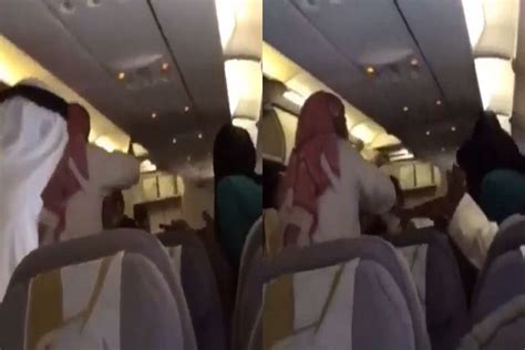 بالفيديو مشاجرة بين مسافرة ومضيفة على متن طيران الخليج منوعات من العالم وكالة أنباء سرايا