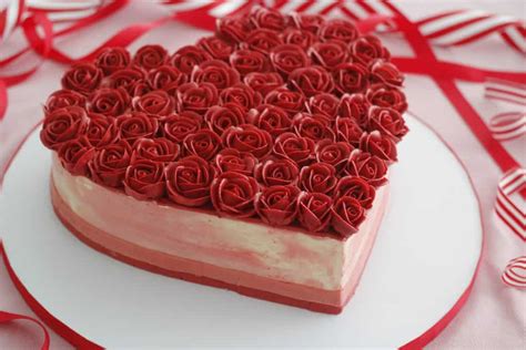 See more ideas about valentine cake, cake, valentine. Heart Shaped Cake with Buttercream Roses