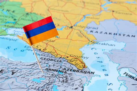 Hier sehen sie die lage von armenien unterkünften angezeigt nach preis, verfügbarkeit oder bewertung von anderen reisenden. Armenien-Karte Und -flagpin Stockfoto - Bild von standort ...