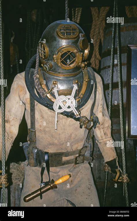 A Us Navy Hard Hat Diving Suit And Helmet Stock Photo Alamy