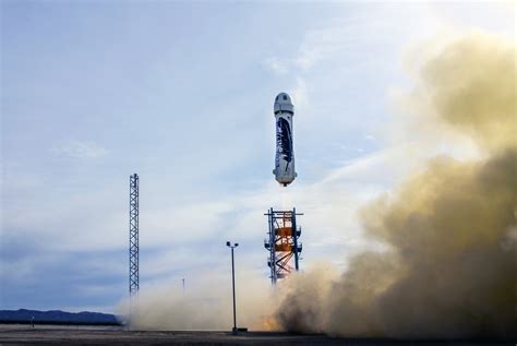 Blue Origin lyckas landa en återanvändningsbar raket. Amazongrundaren slår Elon Musks SpaceX på 