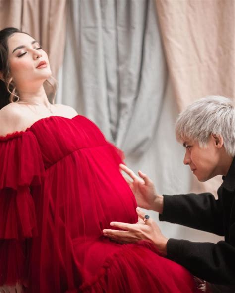 10 Foto Maternity Moniq Crasivaya Bersama Arnold Leonard Mesra Banget