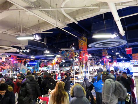 Times Square Toys R Us Once Worlds Largest Toy Store To Close