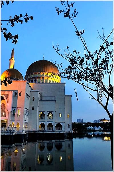 The mosque appears to be floating on water because it was built at the bank of puchong perdana lake. SUPERMENG MALAYA: MASJID AS-SALAM. Puchong Perdana