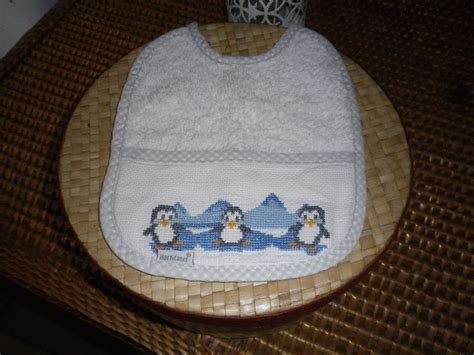Veja mais ideias sobre ponto cruz bebe, bordado ponto cruz, ponto cruz. Joias de trapos: Babete bordado em ponto cruz com pinguins