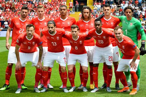 Die dänen schalten stehen nach einem 2:1 gegen tschechien im halbfinale. Schweiz EM 2020 - Kader, Stars & Schweiz EM Trikot 2020 ...