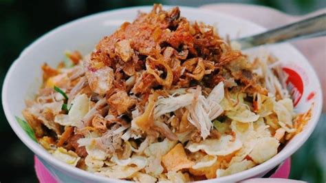 Bubur ayam menjadi makanan menyehatkan karena teksturnya yang lembut sehingga mudah dicerna. Rekomendasi 6 Bubur Ayam Enak di Malang, Cocok untuk Menu ...