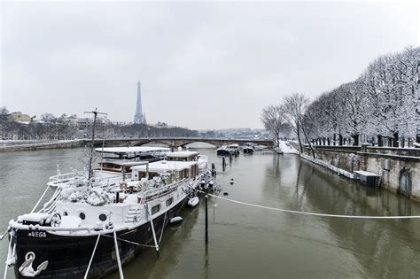 Paris In The Snow In Pictures Snowfall Public Transport Eiffel
