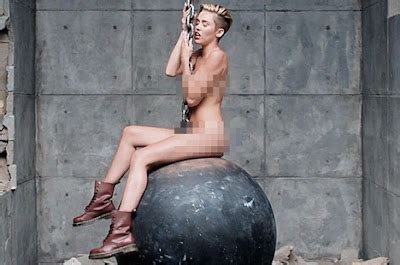 Miley Cyrus BUGIL Di Video Klip Wrecking Ball Tekno Berita