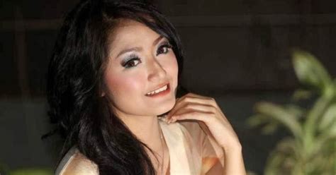 Foto Dan Biodata Penyanyi Dangdut Siti Badriah Terbaru