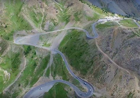 Abbandonato il vallone della cerveyrette si piega verso sud imboccando la valle d'izoard in impegnativa e rettilinea ascesa fino a le laus (1769m); Le col de l'Izoard vu par un drone, des images à couper le ...