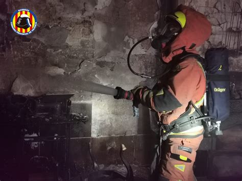 Es Una Mujer Afectada Por Inhalación De Humo En El Incendio De Una