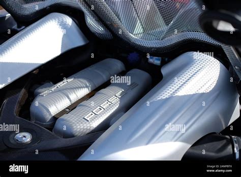 Porsche Carrera Gt V10 Engine Stock Photo Alamy