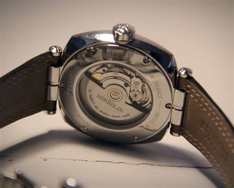 herbelin newport héritage une montre qui se bonifie avec le temps