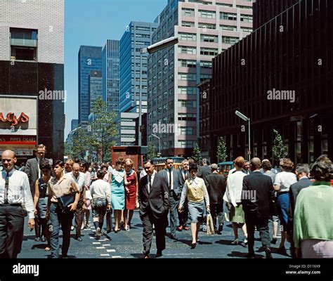 1960er Jahren FußgÄnger Überqueren New York City Street Ecke 42nd