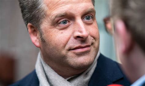 Hugo mattheüs de jonge ( niederländische aussprache: Minister Hugo de Jonge bemoeit zich met patiënt die al 100 ...