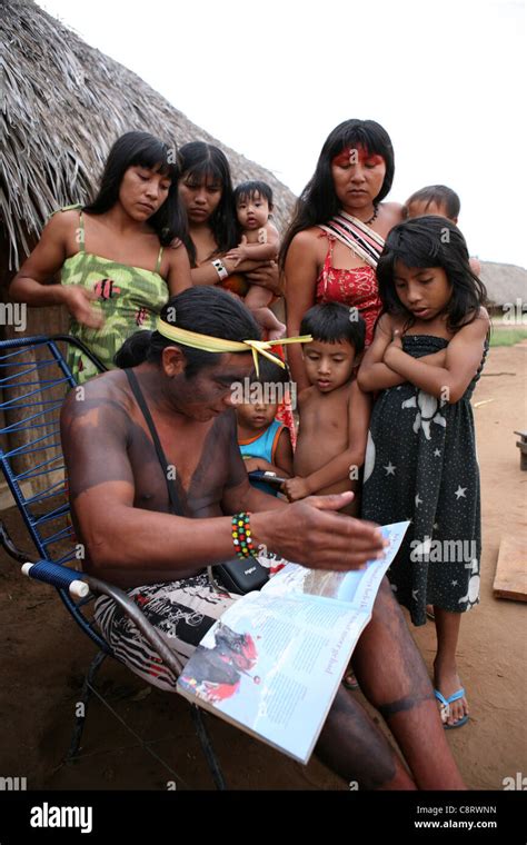 Xingu Indian Niñas Fotografías E Imágenes De Alta Resolución Alamy